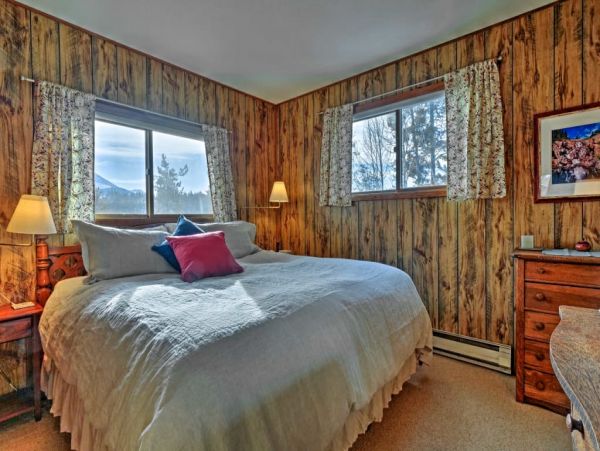 Nestled Just 1 Mile to Lift Cozy 3 Bedroom Home with Hot Tub