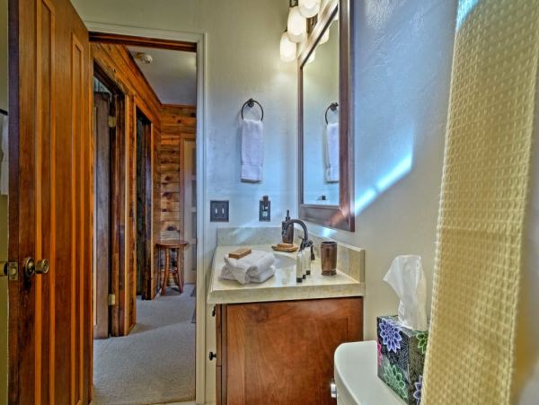 Nestled Just 1 Mile to Lift Cozy 3 Bedroom Home with Hot Tub