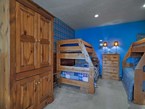 Nestled Just 1 Mile to Lift Cozy 3 Bedroom Home with Hot Tub