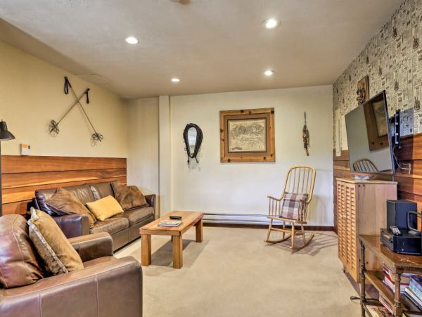 Nestled Just 1 Mile to Lift Cozy 3 Bedroom Home with Hot Tub