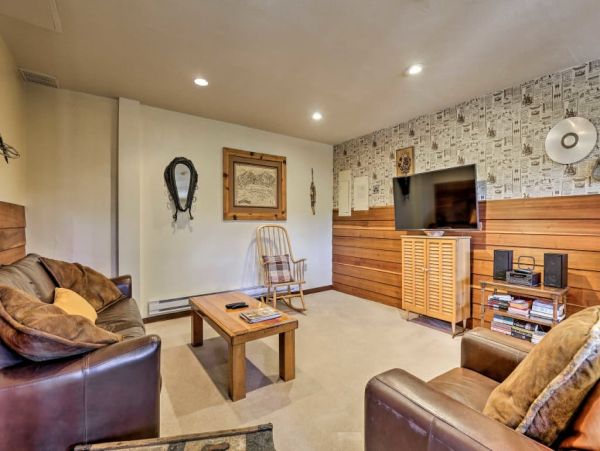 Nestled Just 1 Mile to Lift Cozy 3 Bedroom Home with Hot Tub