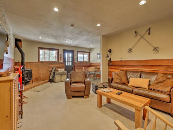 Nestled Just 1 Mile to Lift Cozy 3 Bedroom Home with Hot Tub