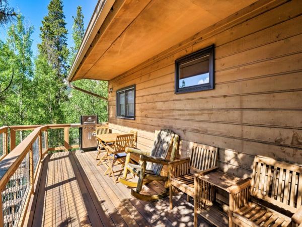 Nestled Just 1 Mile to Lift Cozy 3 Bedroom Home with Hot Tub