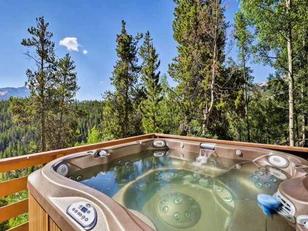 Nestled Just 1 Mile to Lift Cozy 3 Bedroom Home with Hot Tub