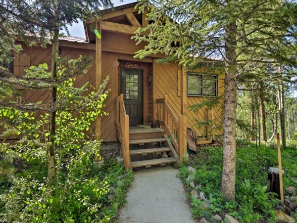 Nestled Just 1 Mile to Lift Cozy 3 Bedroom Home with Hot Tub