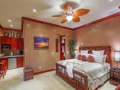 Luxury West Side  Vacation Home Sleeps Eight Guests