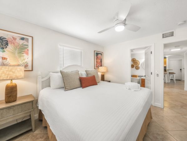 Chic Siesta Key Village Escape - Walk to Beach & Dining