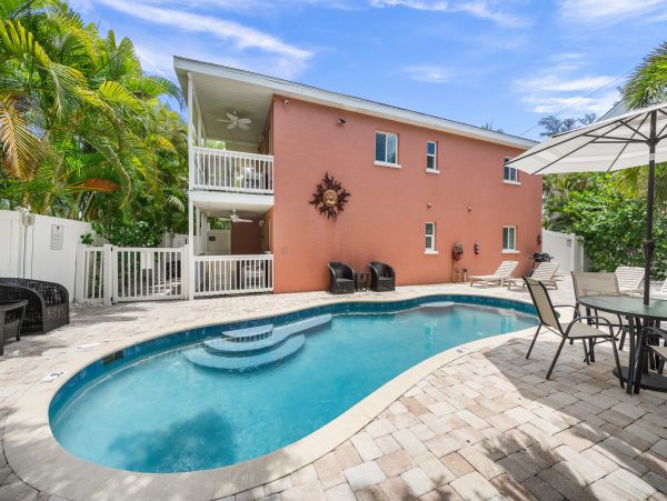 Chic Siesta Key Village Escape - Walk to Beach & Dining