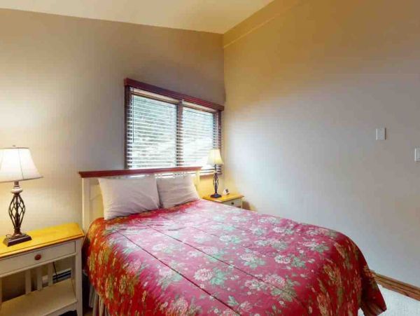 3 plus loft 2.5 bath Townhome on East Vail Shuttle
