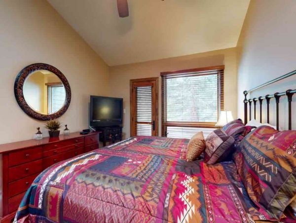 3 plus loft 2.5 bath Townhome on East Vail Shuttle