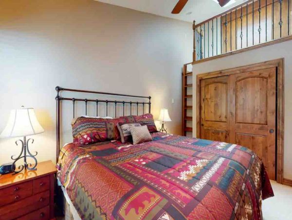 3 plus loft 2.5 bath Townhome on East Vail Shuttle