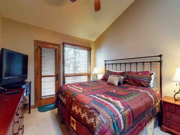 3 plus loft 2.5 bath Townhome on East Vail Shuttle