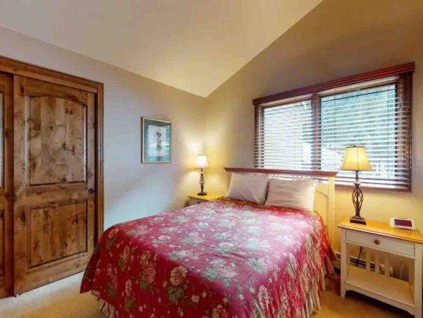 3 plus loft 2.5 bath Townhome on East Vail Shuttle