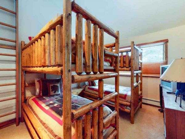 3 plus loft 2.5 bath Townhome on East Vail Shuttle