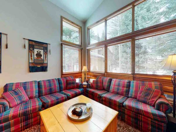 3 plus loft 2.5 bath Townhome on East Vail Shuttle