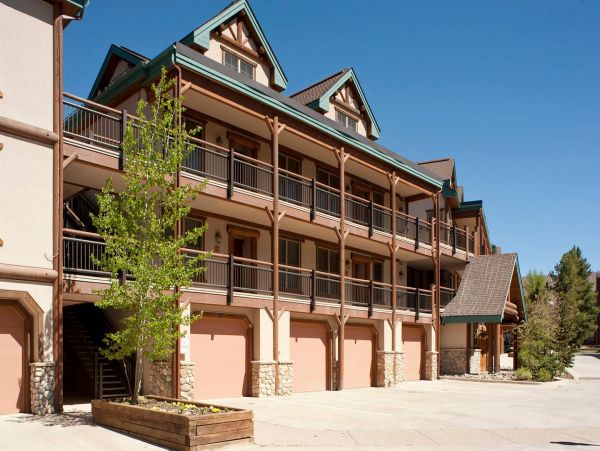 Luxury Townhome Walking Distance to Peak 9