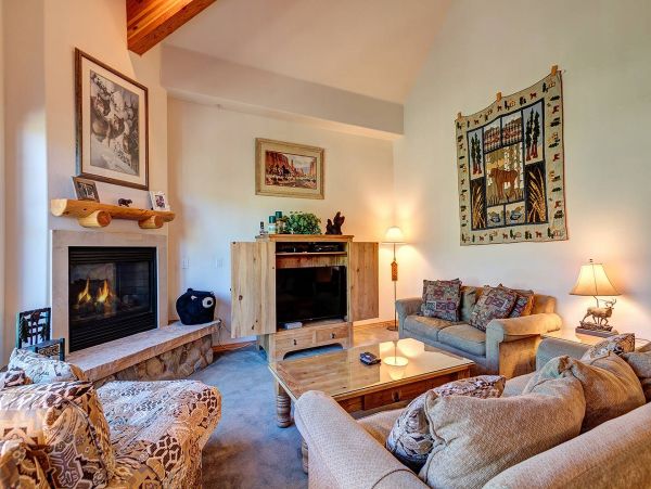 Luxury Townhome Walking Distance to Peak 9
