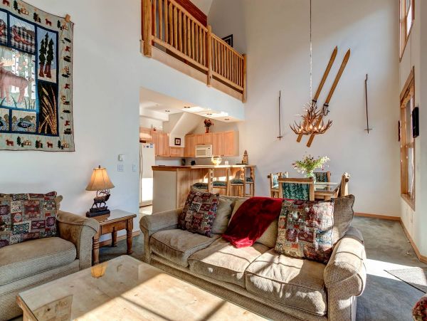 Luxury Townhome Walking Distance to Peak 9