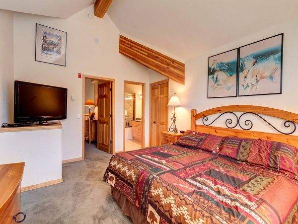 Luxury Townhome Walking Distance to Peak 9