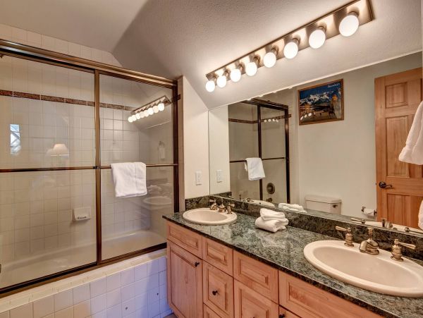 Luxury Townhome Walking Distance to Peak 9