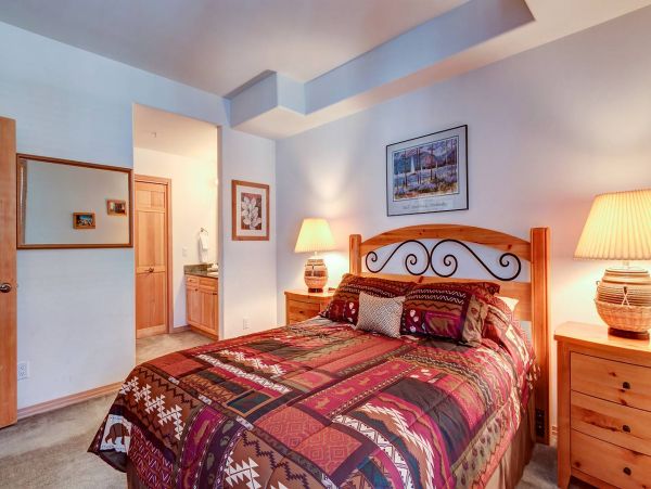 Luxury Townhome Walking Distance to Peak 9