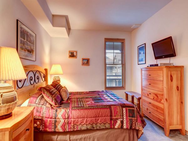 Luxury Townhome Walking Distance to Peak 9