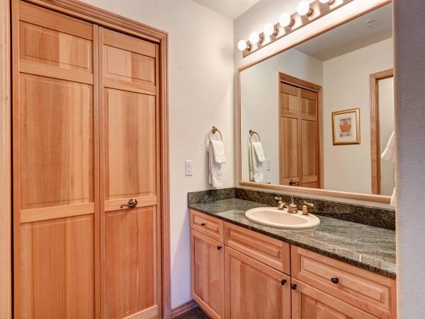 Luxury Townhome Walking Distance to Peak 9