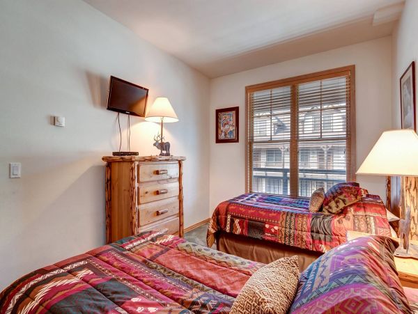Luxury Townhome Walking Distance to Peak 9