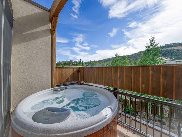 Luxury Townhome Walking Distance to Peak 9