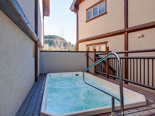 Luxury Townhome Walking Distance to Peak 9