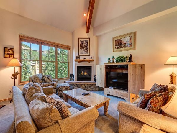 Luxury Townhome Walking Distance to Peak 9