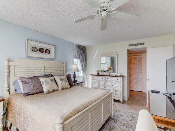 Siesta Key Vacation Rental with 2 Bedrooms
