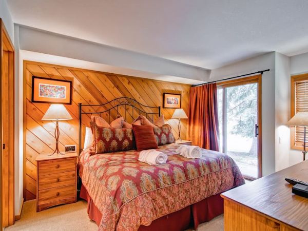 Updated Townhome with Mountain Views