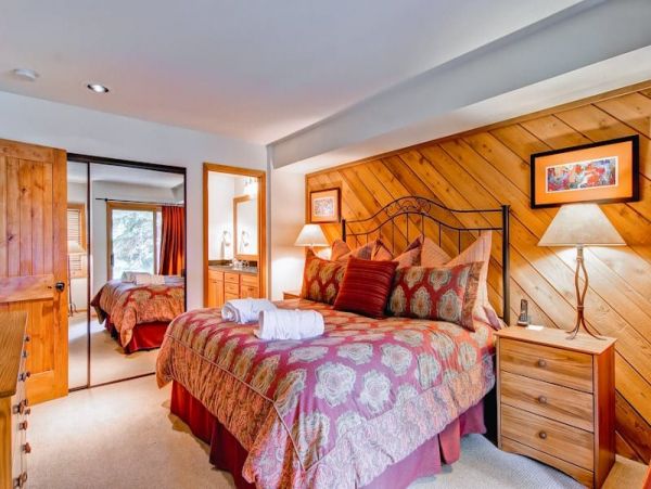 Updated Townhome with Mountain Views