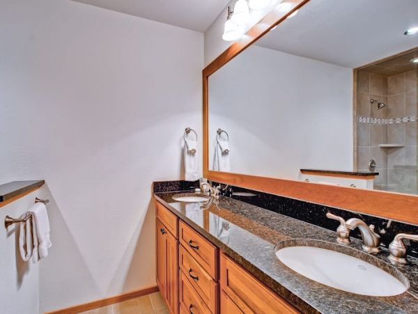 Updated Townhome with Mountain Views
