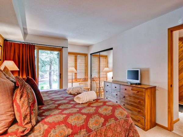 Updated Townhome with Mountain Views