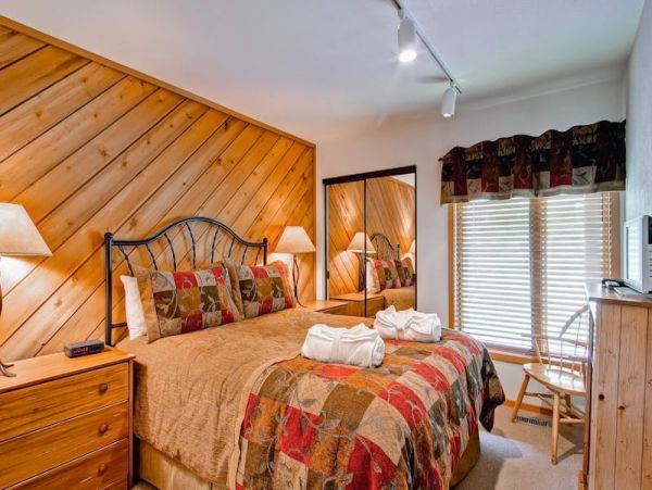 Updated Townhome with Mountain Views