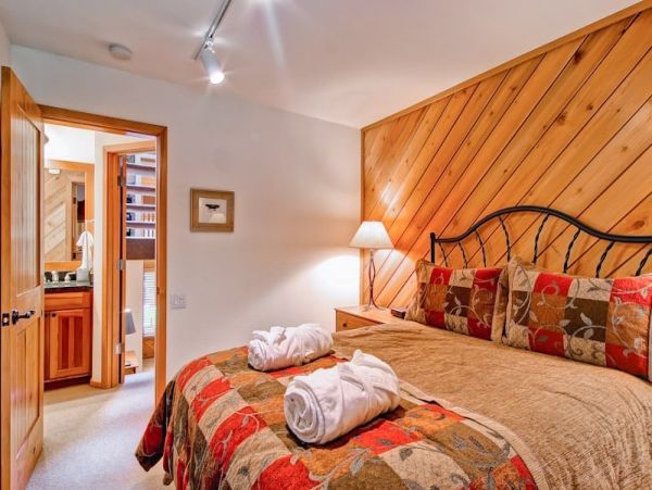 Updated Townhome with Mountain Views