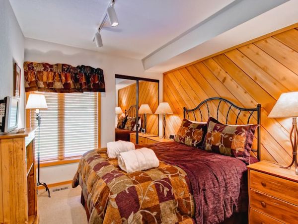 Updated Townhome with Mountain Views