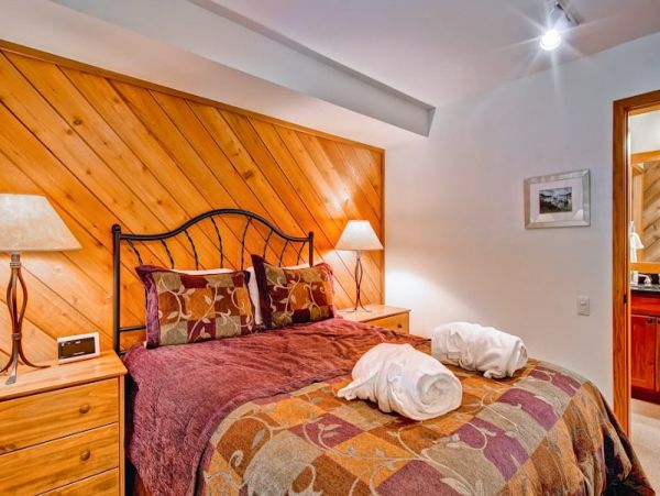 Updated Townhome with Mountain Views