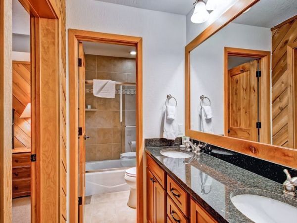 Updated Townhome with Mountain Views