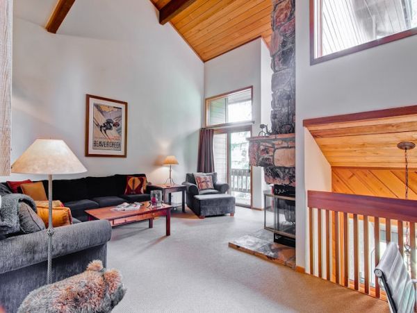 Updated Townhome with Mountain Views