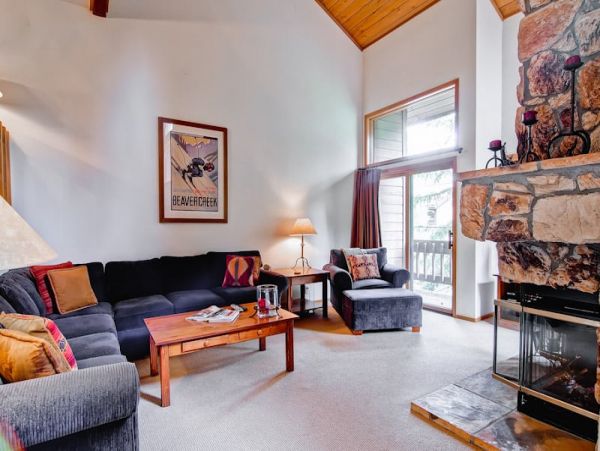 Updated Townhome with Mountain Views