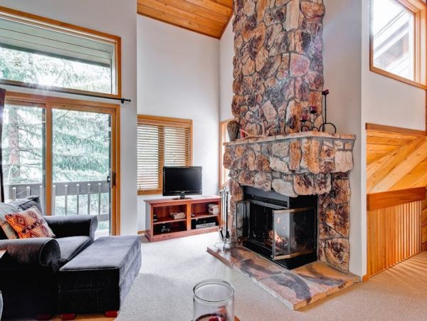 Updated Townhome with Mountain Views