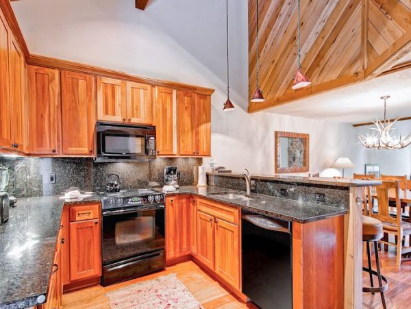 Updated Townhome with Mountain Views