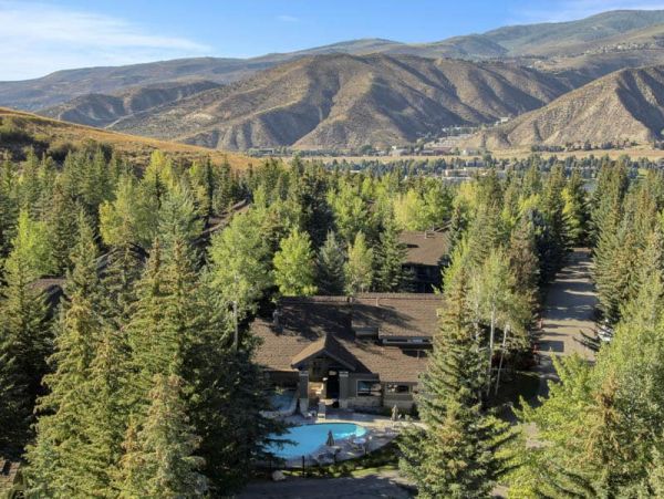 Updated Townhome with Mountain Views