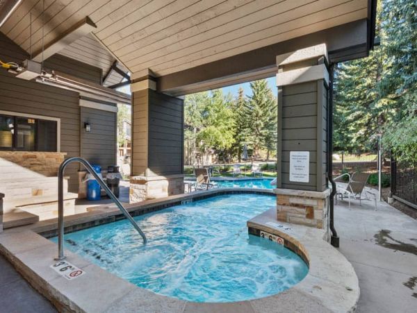 Updated Townhome with Mountain Views