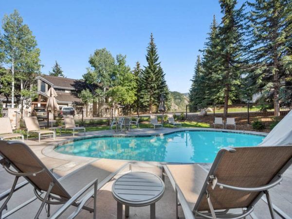 Updated Townhome with Mountain Views