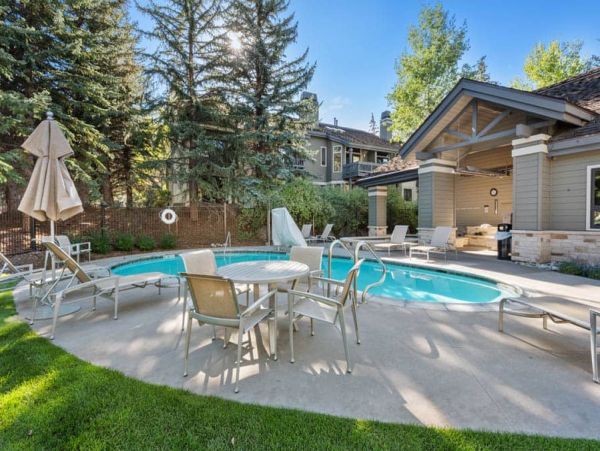 Updated Townhome with Mountain Views