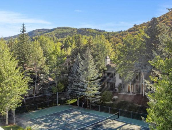 Updated Townhome with Mountain Views